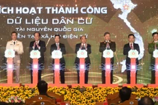 Thủ tướng Nguyễn Xuân Phúc cùng các đại biểu thực hiện nghi thức khai trương Hệ thống Cơ sở dữ liệu quốc gia về dân cư và Hệ thống Sản xuất, cấp và quản lý căn cước công dân. Ảnh: Hiếu Nguyễn