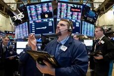 Các nhà giao dịch cổ phiếu trên sàn NYSE ở New York, Mỹ - Ảnh: Reuters.