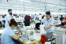 Cử tri mong muốn Chính phủ tiếp tục triển khai các giải pháp hỗ trợ, tạo điều kiện cho doanh nghiệp duy trì, mở rộng hoạt động sản xuất, kinh doanh. Ảnh: Lê Tiên