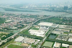 Khu vực 2 bên bờ sông Hồng có thể khai thác được rất nhiều giá trị văn hóa, môi trường và cả kinh tế. Ảnh: Lê Tiên