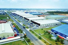 Việc duy trì hoạt động bình thường tại các khu công nghiệp, các nhà máy sản xuất là một trong những yếu tố hỗ trợ phục hồi tăng trưởng kinh tế. Ảnh: Lê Tiên
