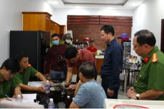 Lực lượng chức năng thực hiện khám xét tại nhà của đối tượng Lê Thanh Tú - Ảnh: Bộ Công an.