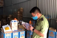 Hà Nội: Tạm giữ hàng tấn nguyên liệu trà sữa để xác minh nguồn gốc