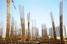 Theo số liệu của một số hợp đồng xây dựng công trình sử dụng vốn ngân sách nhà nước thi công trong quý I/2021, tỷ lệ thiệt hại do giá thép tăng đột biến dao động từ 4,5 - 6% tổng giá trị hợp đồng. Ảnh: Lê Tiên