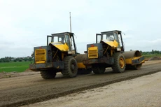 Việc chia nhỏ gói thầu trong quá trình triển khai thi công diễn ra khá phổ biến. Ảnh: Tường Lâm