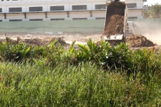 Hồ sơ mời thầu yêu cầu nhà thầu phải có hợp đồng nguyên tắc với 1 đơn vị quản lý bãi đổ phế thải xây dựng đã được cấp phép là để đảm bảo vệ sinh môi trường. Ảnh minh họa: Nhã Chi