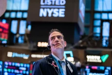 Một nhà giao dịch cổ phiếu trên sàn NYSE ở New York, Mỹ - Ảnh: Bloomberg.