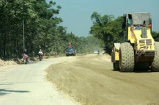 Việc hồ sơ mời thầu “cài” tiêu chí địa bàn cụ thể sẽ tạo ra cạnh tranh không bình đẳng với các nhà thầu chưa có công trình tương tự tại địa phương. Ảnh: Hồng Thái