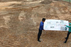 Pháp luật về đấu thầu không có quy định yêu cầu nhà thầu phải khảo sát hiện trường và xin xác nhận của chủ đầu tư, mà chỉ khuyến khích nhà thầu thực hiện khảo sát hiện trường để tiếp cận rõ hơn về gói thầu. Ảnh minh họa: Tiên Giang