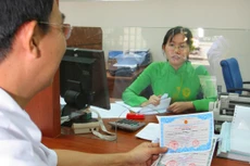 Điểm không tích cực của việc ngân hàng mua bán chéo trái phiếu của nhau là dòng vốn chạy lòng vòng trong hệ thống mà không chảy vào sản xuất, kinh doanh. Ảnh: Song Lê