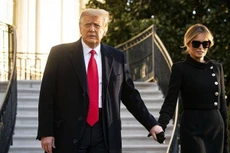 Cựu Tổng thống Donald Trump và phu nhân Melania Trump rời Nhà Trắng sáng ngày 20/1 - Ảnh: Bloomberg