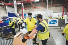 Ngày 2/12/2020, vắc-xin do Pfizer hợp tác với BioNTech sản xuất được chấp thuận sử dụng trong trường hợp khẩn cấp. Ảnh: AP