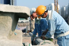 Hồ sơ mời thầu không chỉ yêu cầu 10 công nhân có bằng trung cấp nghề hoặc tương đương mà còn xếp các công nhân này vào danh mục nhân sự chủ chốt. Ảnh minh họa: Lê Tiên