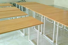 Trên thị trường, bàn ghế học sinh cấu tạo ván cao su ghép, khung sơn tĩnh điện giá phổ biến 1.500.000 - 1.800.000 đồng/bộ. Ảnh minh họa: Tiên Giang