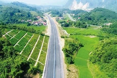 Mạng lưới đường cao tốc của đất nước hôm nay thực sự là một kiến tạo vĩ đại của thời đại mới. Ảnh: Song Lê