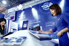 Kế hoạch chuyển đổi số ngành ngân hàng đề ra mục tiêu đến năm 2025, ít nhất 70% số lượng giao dịch của khách hàng được thực hiện qua các kênh số. Ảnh: Lê Tiên