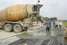 Nhà thầu phản ánh, HSMT đưa ra quy định về công suất của trạm trộn bê tông nhựa không phù hợp quy mô của gói thầu. Ảnh: Song Lê