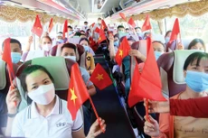 Đi vào tâm dịch là đi vào mặt trận cam go nhất, nhưng nhiều y, bác sĩ vẫn nở nụ cười lạc quan với tâm thế thoải mái, toát lên sự tự tin chiến thắng đại dịch. Ảnh: PV