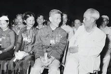 Bác Hồ trong buổi họp mặt đại biểu dự Đại hội liên hoan Anh hùng, Chiến sỹ thi đua Công - Nông - Binh toàn quốc lần thứ II tại Hà Nội (7/7/1958)