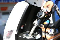 Tỷ lệ lây nhiễm dịch bệnh Covid-19 kỷ lục tại Ấn Độ, nước nhập khẩu nhiên liệu lớn thứ ba thế giới đang là ngưỡng cản đối với giá dầu. Ảnh: Nhã Chi