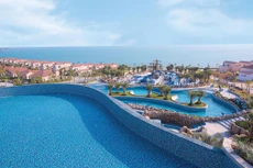 NovaHills Mui Ne Resort & Villas tọa lạc trên đồi cao, có tầm nhìn toàn cảnh vịnh Mũi Né xanh biếc