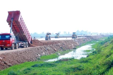 Năm 2020 có 1.867 dự án đầu tư công chậm tiến độ, trong đó, có 1.074 dự án gặp vướng mắc do công tác giải phóng mặt bằng. Ảnh: Lê Tiên