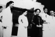 Từ trái sang gồm nhà tư sản Hòa Tường, ông Trịnh Văn Bô, bà Hoàng Thị Minh Hồ, mẹ ông Trịnh Văn Bô, cố Thủ tướng Phạm Văn Đồng trước thềm Nhà hát Lớn tại Tuần lễ vàng 1945