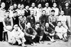 Hồ Chủ tịch và toàn thể Hội đồng Chính phủ, Phó Thủ tướng Phạm Văn Đồng bá vai ông Phan Anh và đồng chí Đặng Việt Châu (người thứ 4 từ phải sang) Ảnh chụp cuối năm 1950