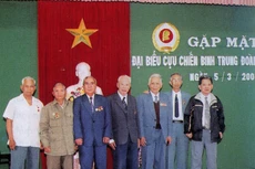 Đồng chí Trần Kiên (giữa) cùng đồng đội