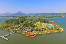 Tạo hóa đã biệt đãi ban tặng Vĩnh Phúc một bầu không khí trong trẻo đến tinh khôi với nhiều sắc màu, cung bậc, được bao bọc bởi hệ thống thung lũng núi, đồi và sông suối. Ảnh: Thu Thủy