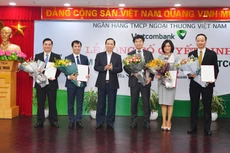 Phó Thống đốc Ngân hàng Nhà nước Đào Minh Tú tặng hoa chúc mừng các nhân sự cấp cao của Vietcombank mới được bổ nhiệm
