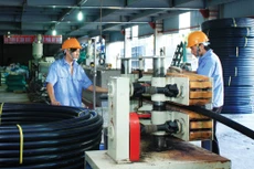 Doanh nghiệp cần đầu tư thiết bị hiện đại, giảm tiêu hao năng lượng để hạn chế tác động của việc tăng giá điện. Ảnh: Nhã Chi