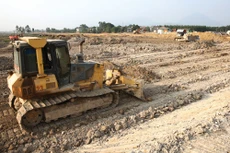 Công ty Thịnh An phải nộp bảo lãnh 1 tỷ đồng để thực hiện Gói thầu Thi công san lấp mặt bằng Dự án Khu liên hợp Lọc hóa dầu Nghi Sơn (Thanh Hóa). Ảnh: Lê Tiên