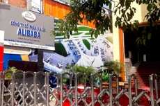 Sau cảnh báo của cơ quan chức năng, trụ sở của Công ty CP Địa ốc Alibaba vắng bóng người