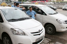 Sự xuất hiện của Uber và Grab đã làm rung chuyển taxi truyền thống. Ảnh: Quý Đức