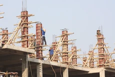 Bộ Xây dựng đã giảm từ 93 thủ tục hành chính xuống còn 46 thủ tục trong lĩnh vực xây dựng. Ảnh: Nhã Chi