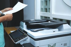 Tỷ lệ giảm giá qua đấu thầu của Công ty TNHH SN TG chuyên cung cấp máy tính, máy photocopy… thường rất thấp. Ảnh: Nhã Chi