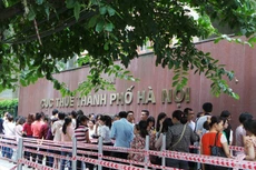 Xếp hàng nộp hồ sơ thi công chức ở Cục Thuế Hà Nội (Ảnh: T.Lê)