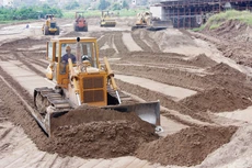 Tình trạng khan hiếm nguồn cung cát đang ảnh hưởng lớn đến việc quản lý dự án sau đấu thầu. Ảnh: Tường Lâm