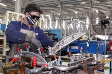 Để nâng cao tỷ trọng sản xuất công nghiệp nội địa, rất cần xây dựng cơ chế, chính sách khuyến khích doanh nghiệp phát triển công nghiệp hỗ trợ. Ảnh: Tường Lâm