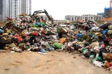 Nhà thầu cho biết, dù được quận Nam Từ Liêm đồng ý nhưng do chưa thông báo với chính quyền phường Phương Canh, dẫn đến bị hiểu lầm là “đổ rác trộm”. Ảnh: Ngọc Trí