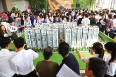 Khách hàng giao dịch sôi động ngay trong ngày đầu mở bán