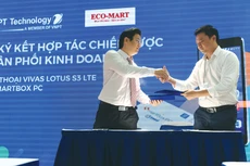 Ông Tô Mạnh Cường - Phó TGĐ VNPT Technology (bên trái) và ông Đặng Thế Hiệp - Giám đốc Công ty CP Đầu tư và Phát triển thương mại Eco-mart Việt Nam tại Lễ ký kết hợp tác chiến lược phân phối kinh doanh 2 SP Smartphone Vivas Lotus S3 LTE và SmartBox PC