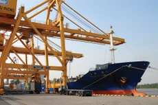 Doanh nghiệp cho rằng việc Hải Phòng thu phí hạ tầng cảng biển là đi ngược lại tinh thần Nghị quyết 35. Ảnh: Trần Sơn