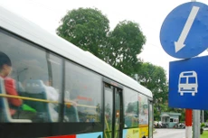 Khi thay đổi phương thức từ trợ giá sang không trợ giá thì gánh nặng chi phí sẽ đè lên vai người dân sử dụng dịch vụ xe buýt. Ảnh: Tường Lâm