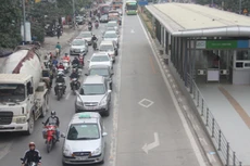 Đa số các phương tiện giao thông đã đi đúng làn, nhường đường cho xe buýt nhanh. Ảnh:Võ Hải.