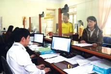 Luật Hành chính công hướng đến mục tiêu khắc phục sự tùy tiện trong việc đặt ra các thủ tục hành chính không đúng thẩm quyền. Ảnh: Đinh Nam