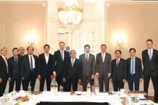 Thủ tướng Nguyễn Xuân Phúc làm việc với một số doanh nghiệp hàng đầu Hà Lan trong các lĩnh vực như tài chính, năng lượng, đầu tư gián tiếp. Ảnh: Quang Hiếu