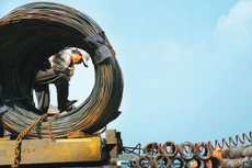 Doanh nghiệp lẩn tránh thuế tự vệ với thép nhập khẩu bằng cách khai không đúng mã số hàng hóa gây thất thu thuế hàng chục triệu USD. Ảnh: Lê Tiên