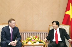 Phó Thủ tướng Trịnh Đình Dũng ghi nhận những kiến nghị của Công ty Zarubezhneft về các vấn đề liên quan đến thuế. Ảnh: TTXVN